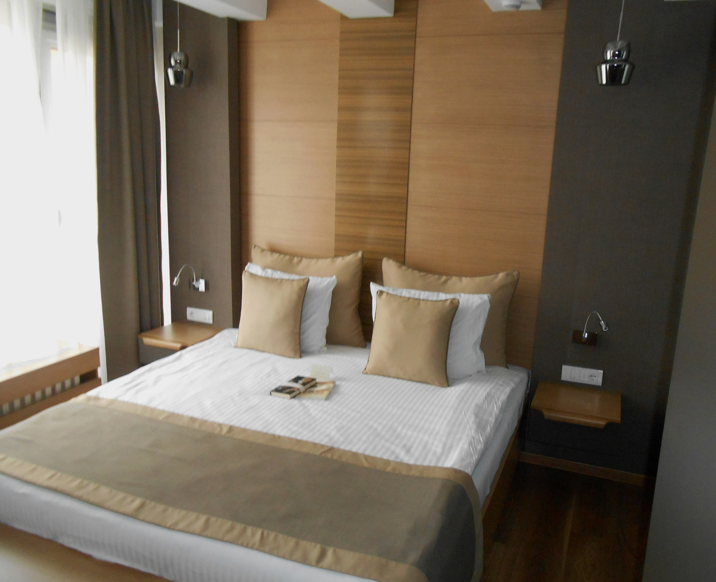 8-jedna-od-soba-u-markuru