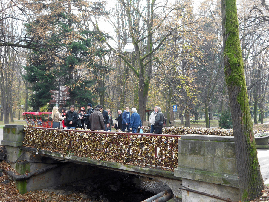 9-novinari-na-mostu-ljubavi