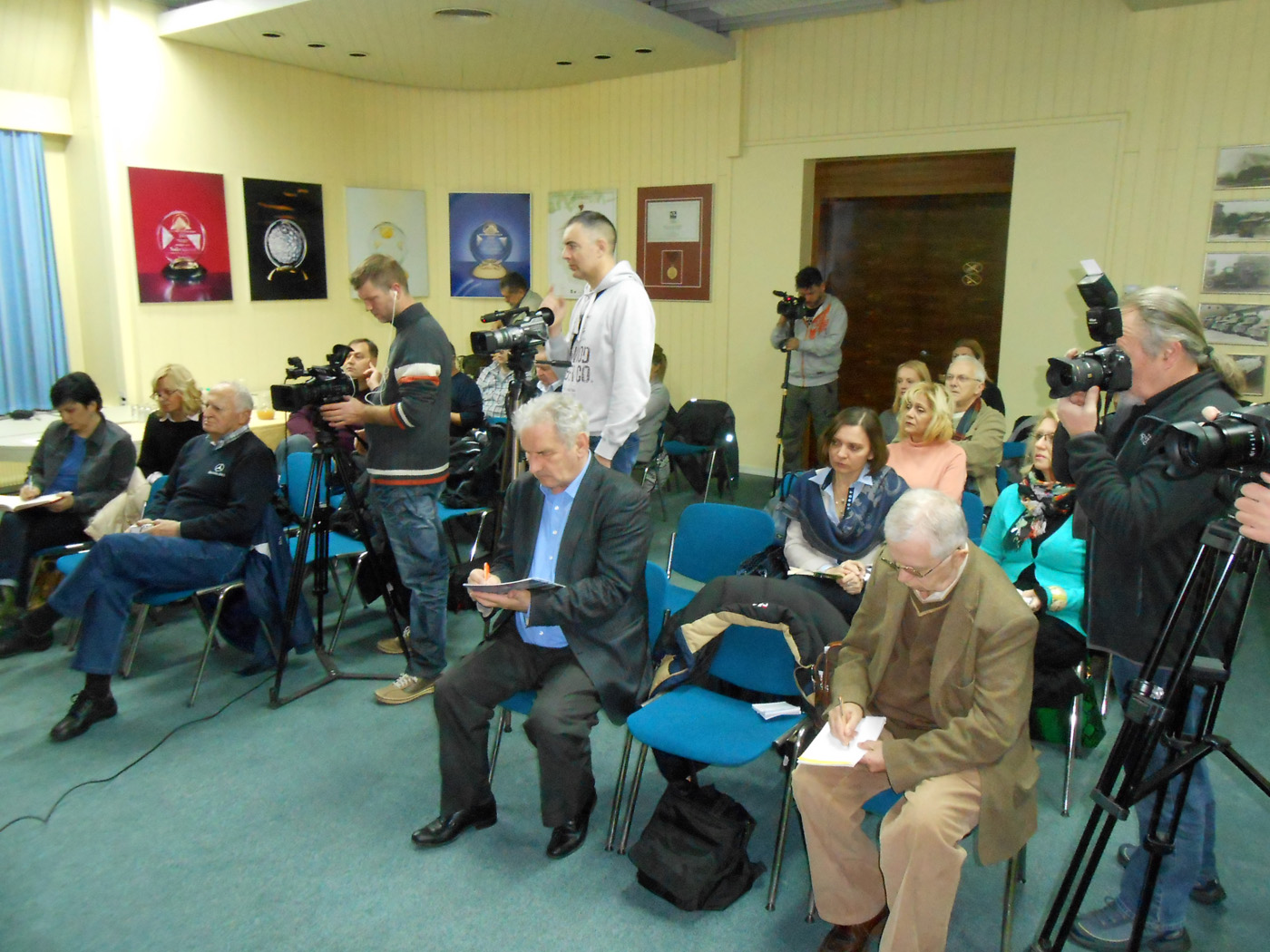 3-novinari-za-vreme-press-susreta-u-perutnini