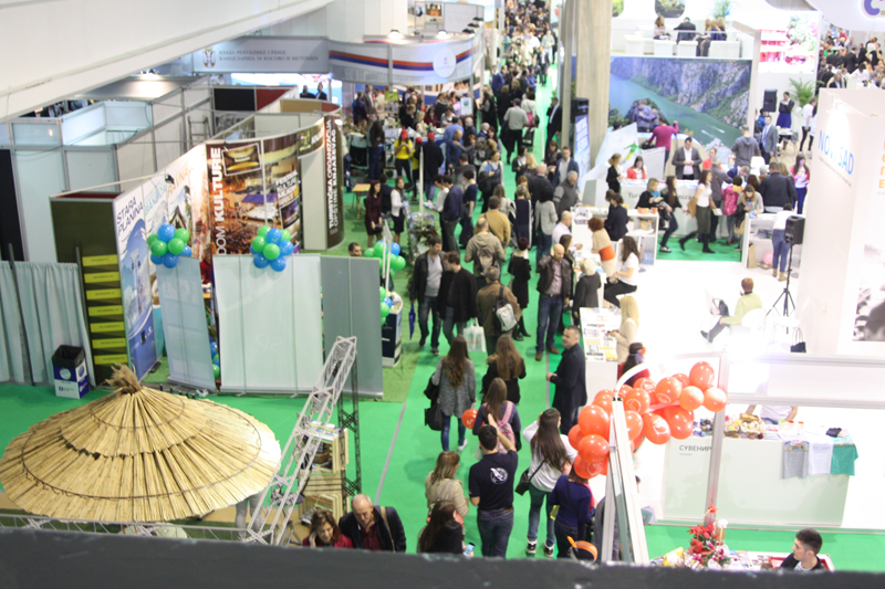 4-reke-radoznalih-posetilaca