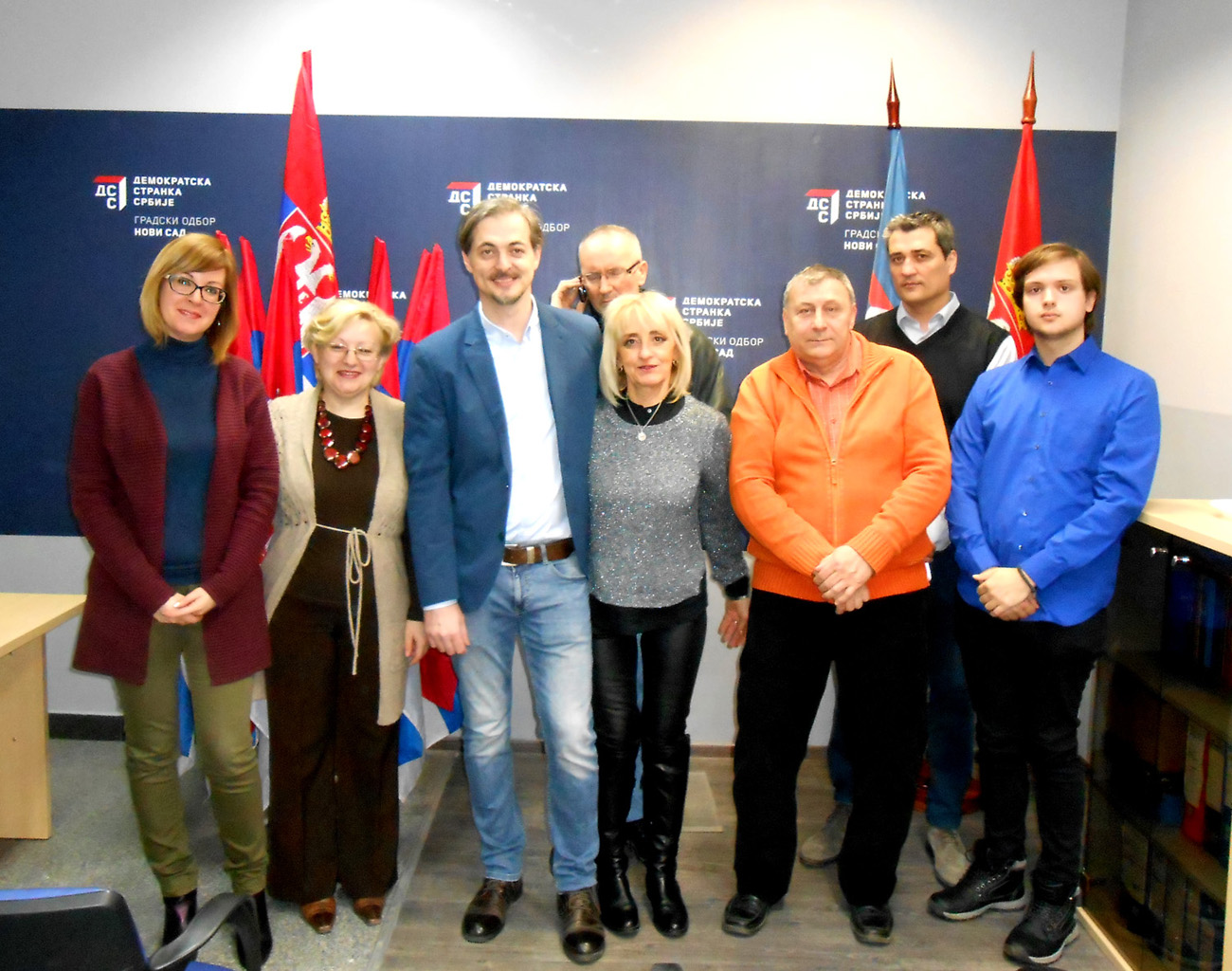 2-bojan-radojevic-sa-aktivistima-koji-ce-darivati-zastave