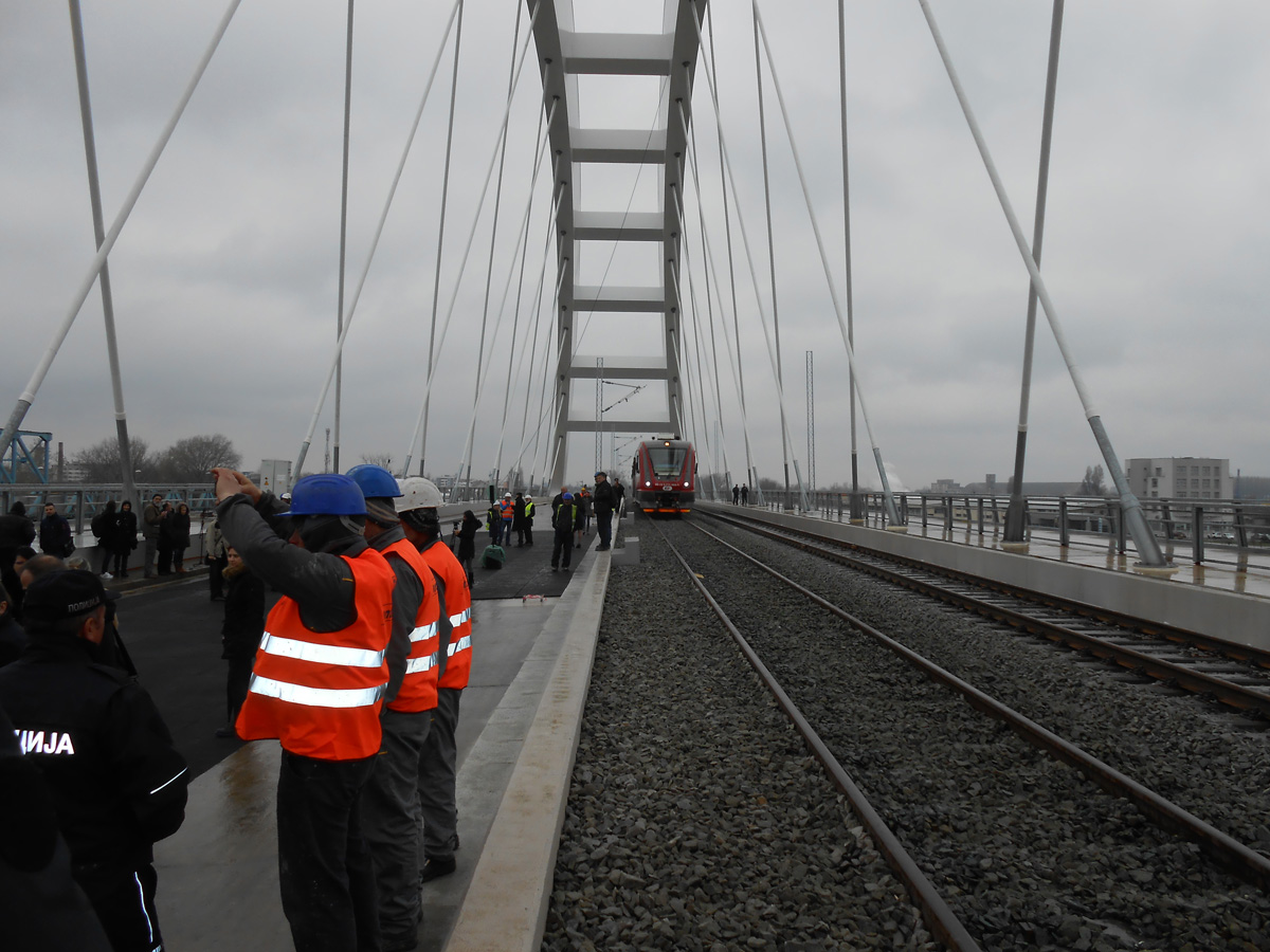 4-zeleznicke-tracnice-krecu-punim-kapacitetom-6-aprila