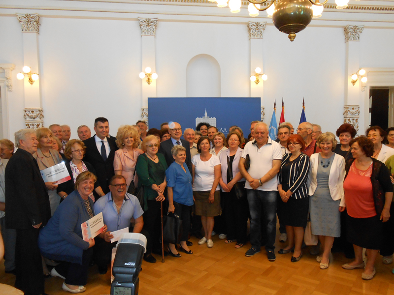 6-za-uspomenu-zajednicki-snimak-penzionera-i-zvanica