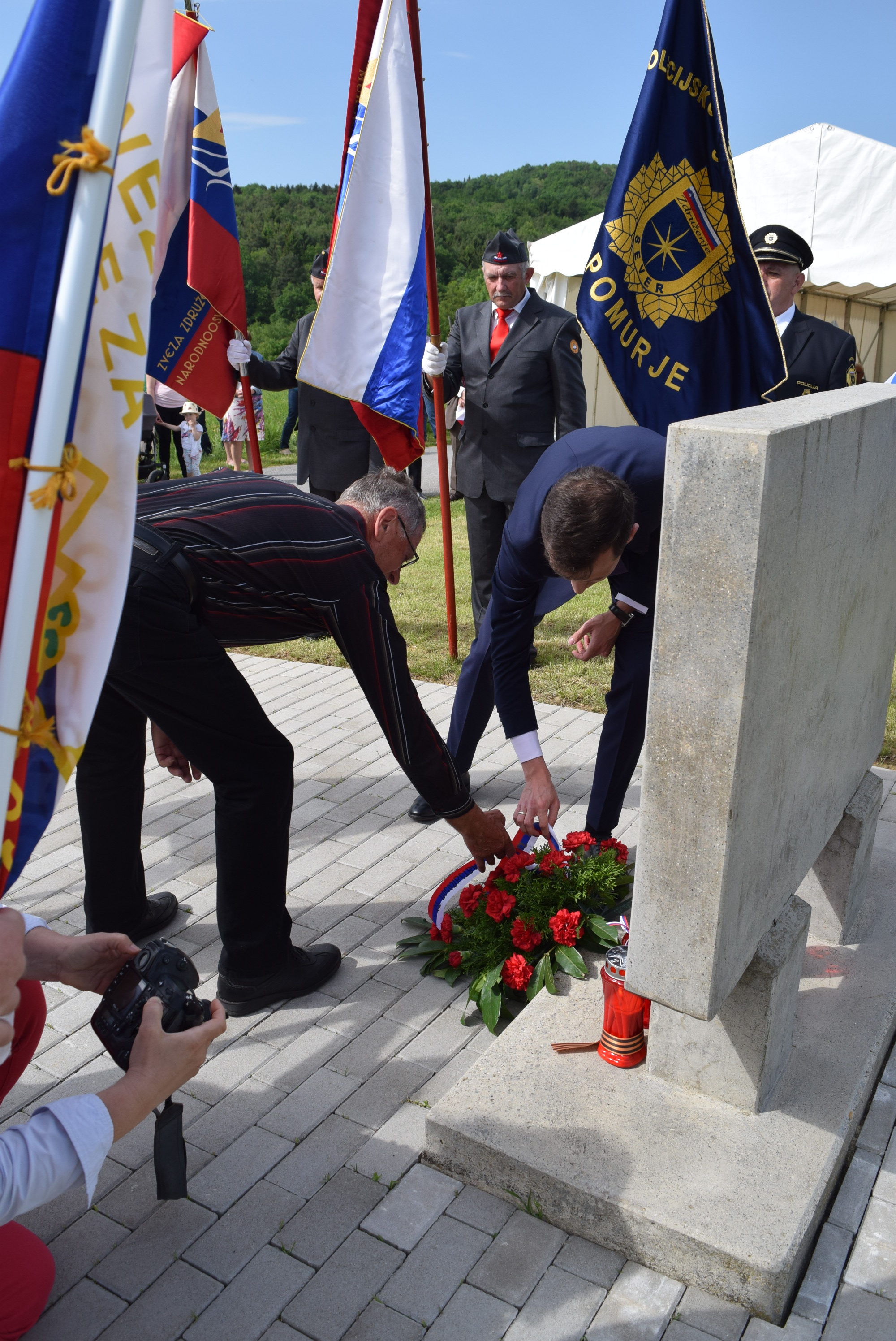 polozitev-venca-k-spomeniku