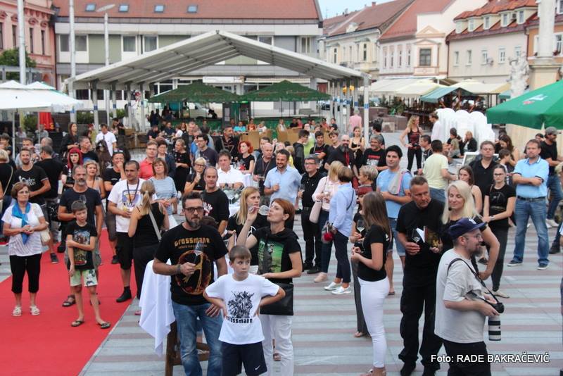 37008569_1087467654763410_3707760655781068800_n