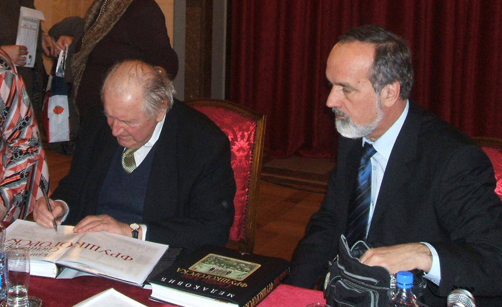 7-nas-urednik-cubranovic-sa-dejanom-medakovicem-27-02-2008-godine-u-beogradu-na-promociji-knjige-sveta-gora-fruskogorska
