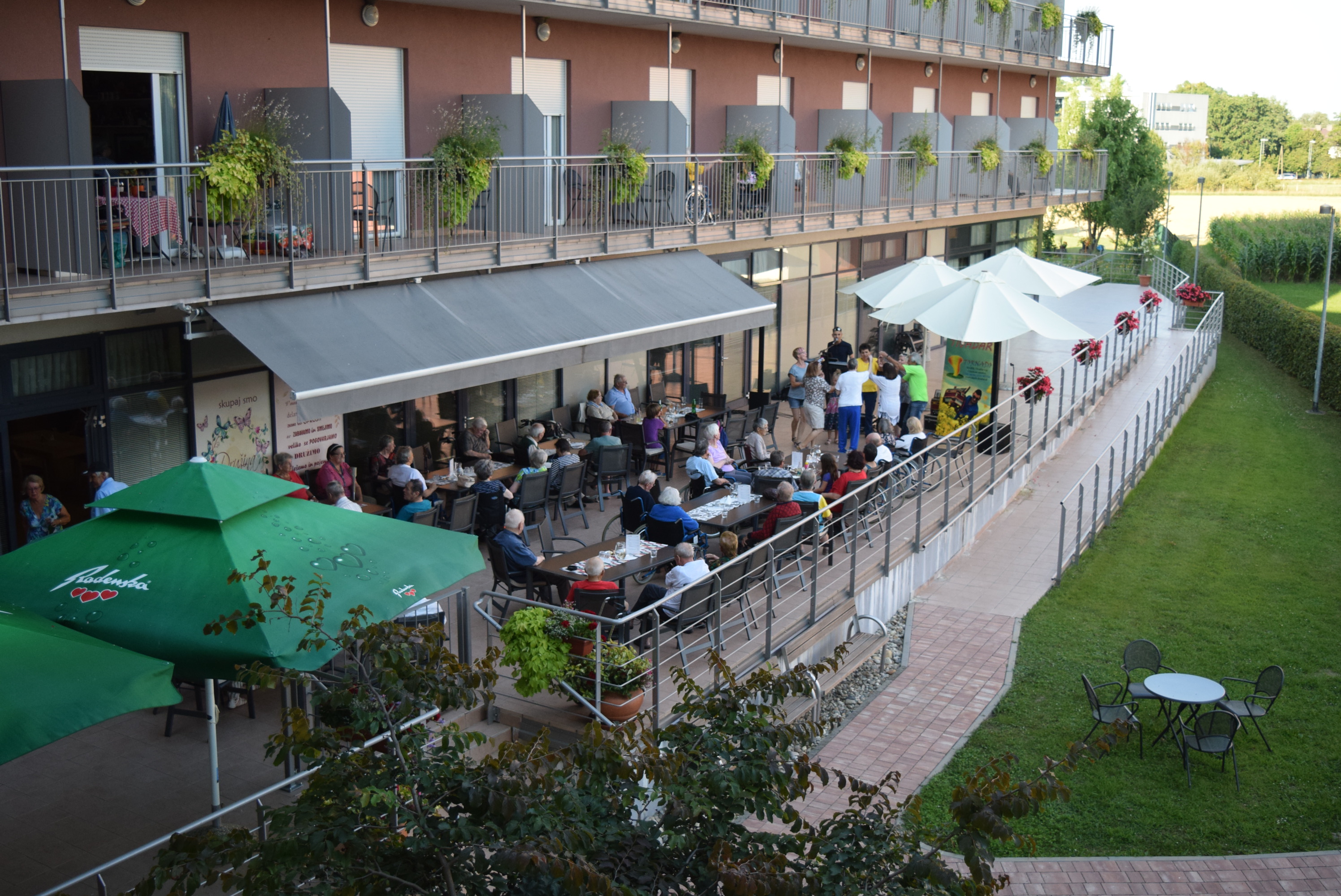 seniorski-vecer-na-dosor-jevi-terasi