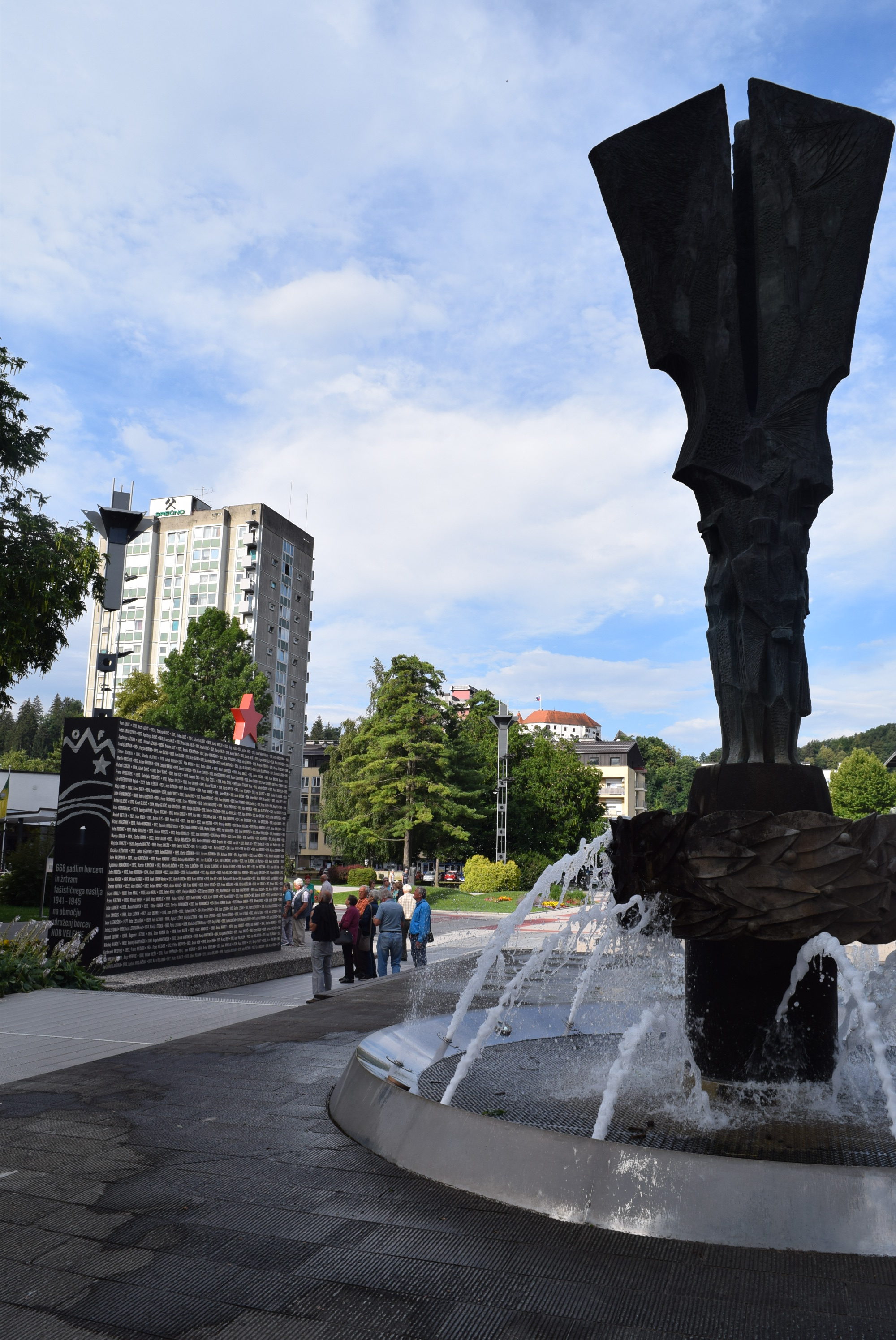 velenje-pri-spomeniku-nob