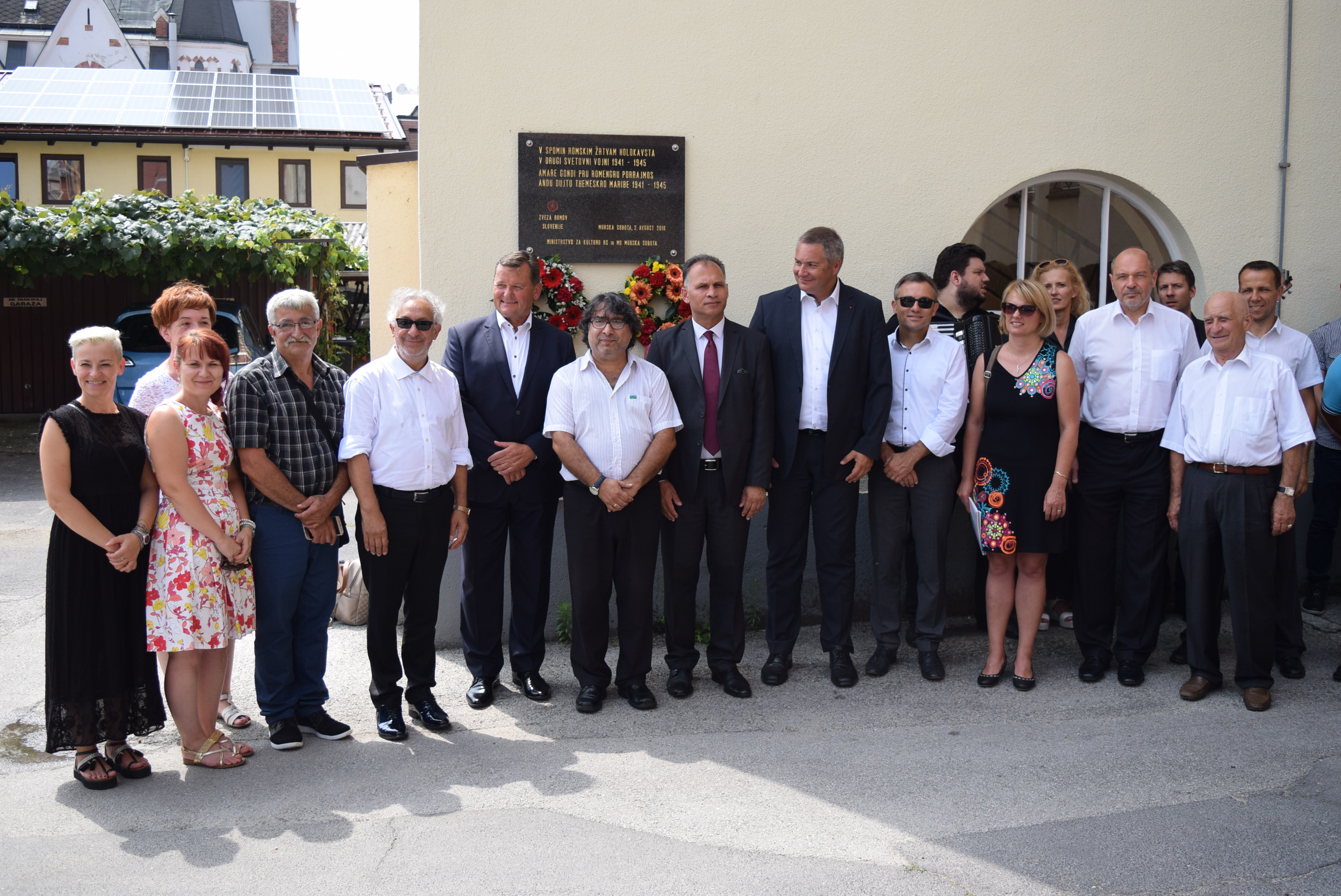 pri-spominski-plosci-v-slovenski-ulici