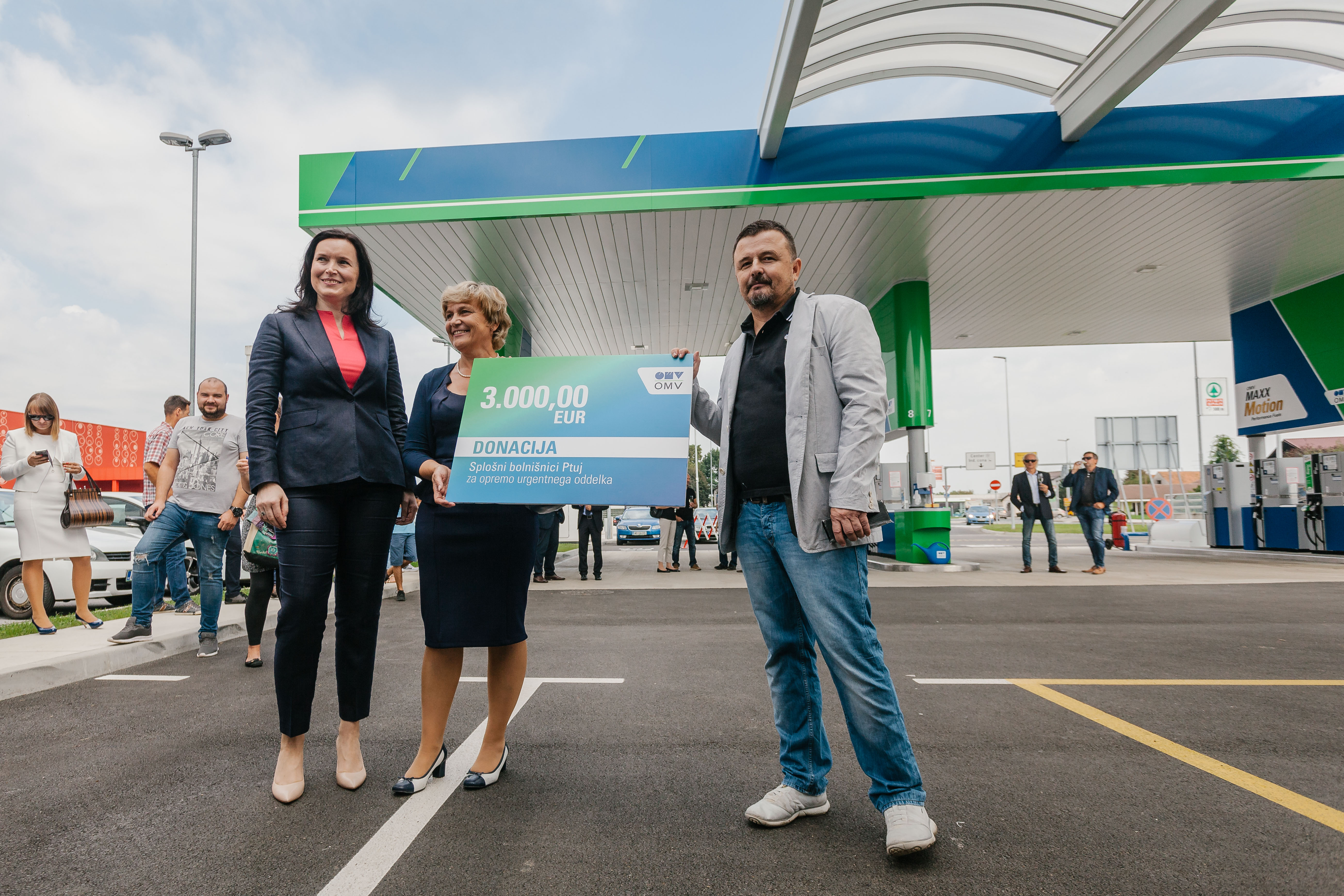 omv-slovenija-je-ob-otvoritvi-bencinskega-servisa-na-ptuju-splosni-bolnisnici-ptuj-doniral-3-00000-evrov-za-nakup-opreme-v-urgentnem-oddelku
