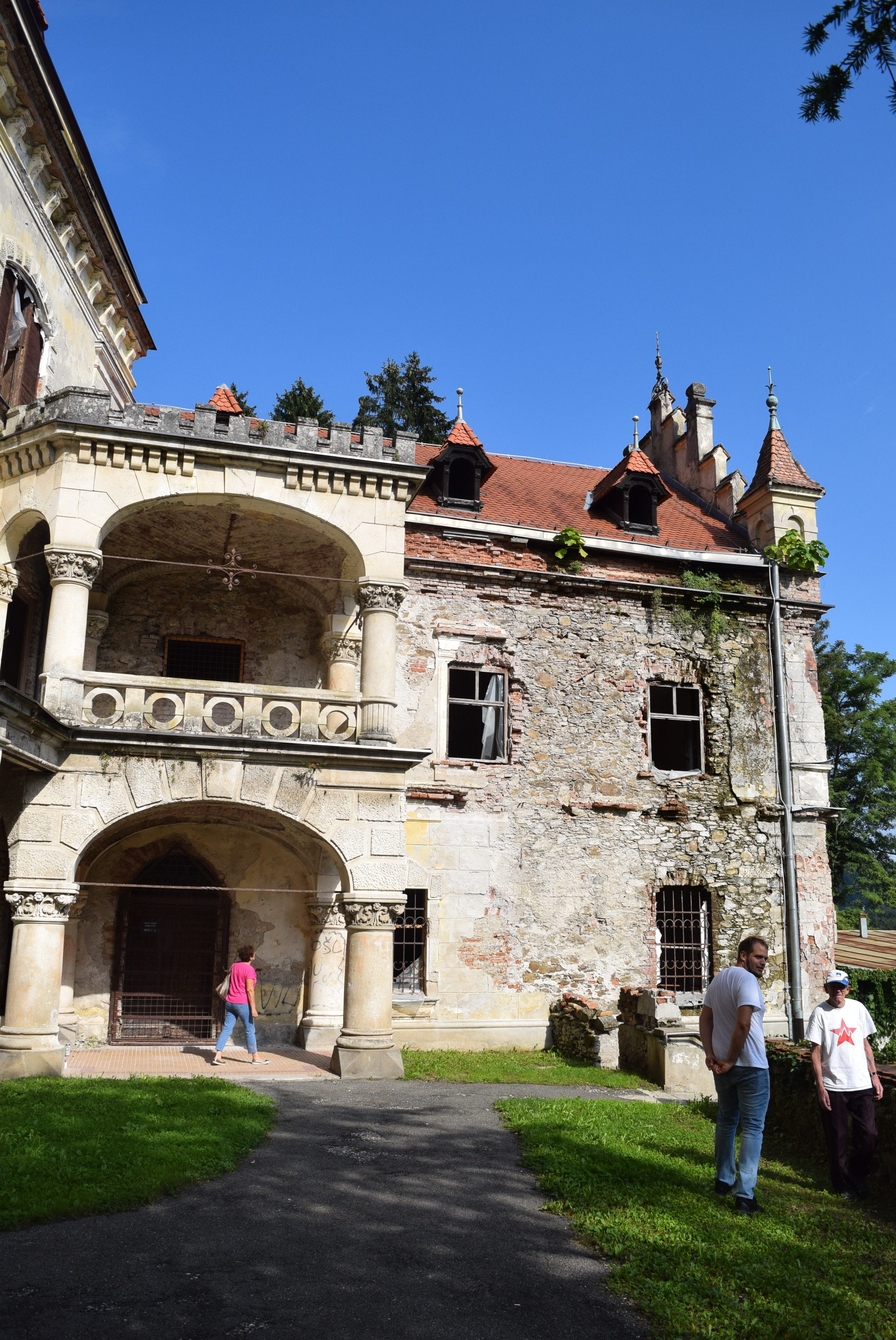 propadanje-dvorca-se-nadaljuje