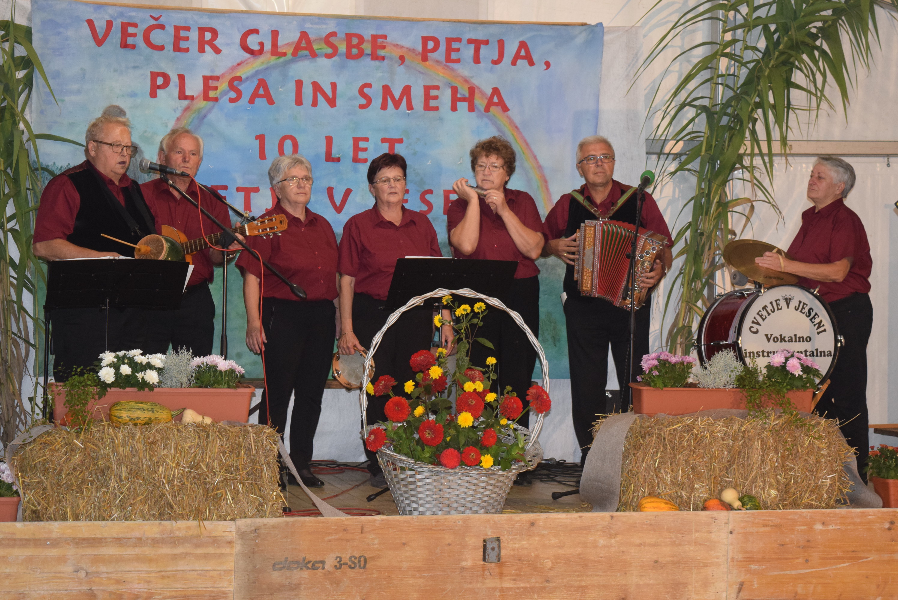 skupina-cvetje-v-jeseni