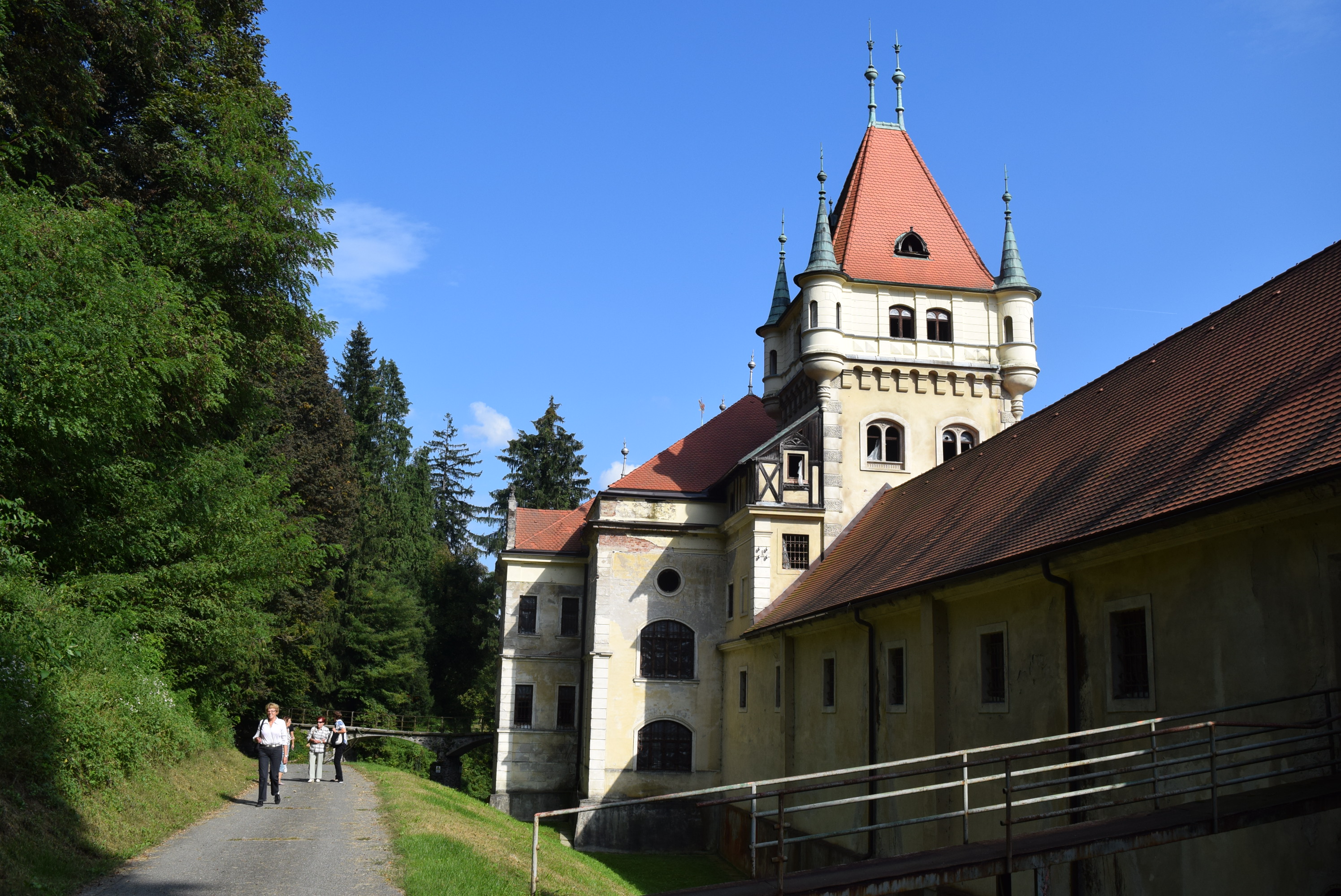 stolp-kraljuje-nad-celotno-stavbo