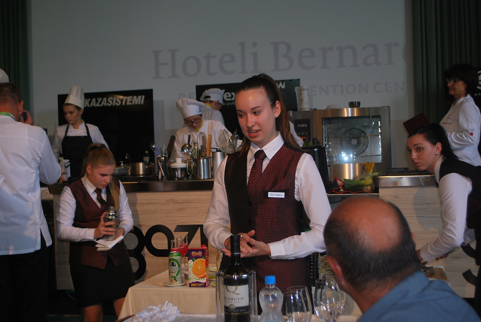 mojca-animira-goste-predstavlja-jedi-in-svetuje-pijace