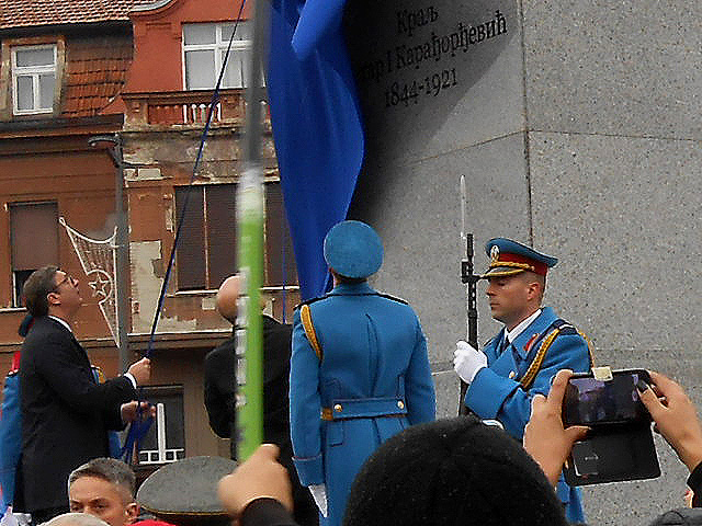2-svecani-i-radosni-trenutak-predsednik-vucic-u-gradonacelnik-vucevic-otkrivaju-spomenik