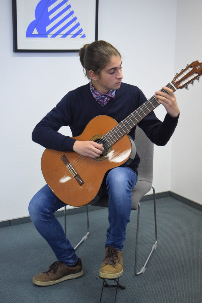 mladi-kitarist-jurij-dumic