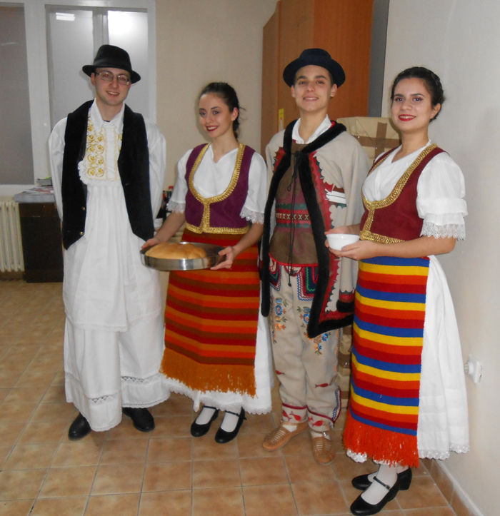 2-vesela-ekipa-za-docek-gostiju-na-vece-o-salasima