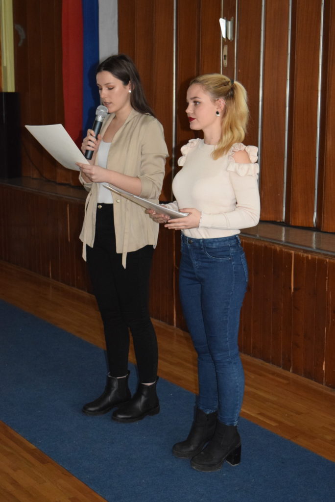 povezovalki-nina-hari-levo-in-anja-lang