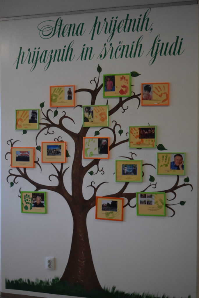 stena-prijetnih-prijaznih-in-srcnih-ljudi