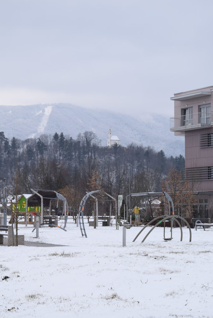 zimski-posnetek-doma-pod-gorco
