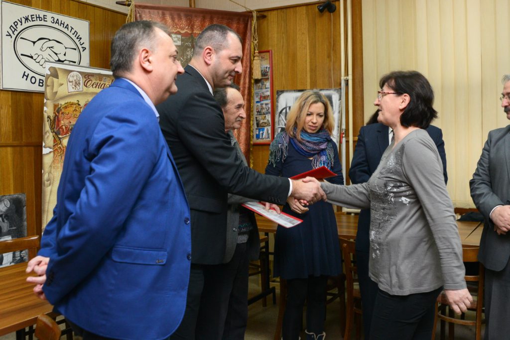 1-milorad-radojevic-urucuje-sertifikate-uspesnim-polaznicima