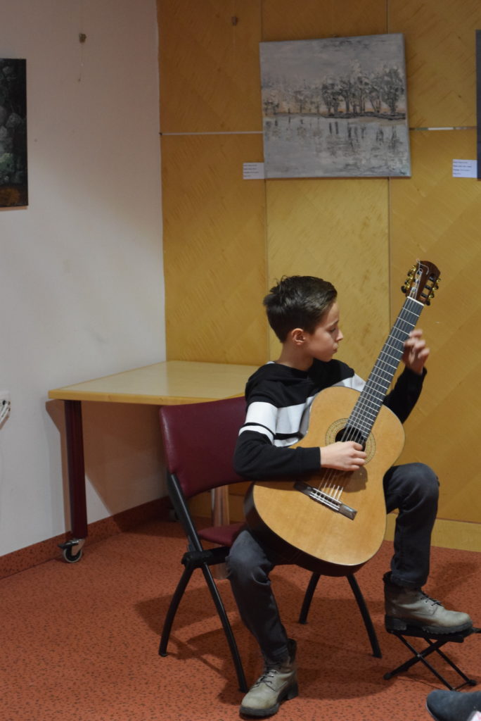 mladi-kitarist-maksimilian-zurman