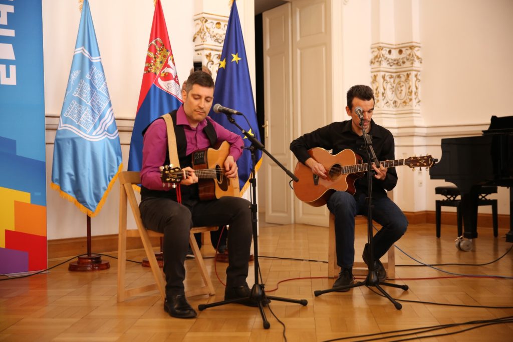 2-sa-nedavnog-nastupa-milosa-zubca-i-milana-koraca-desno-u-gradskoj-kuci-novi-sad