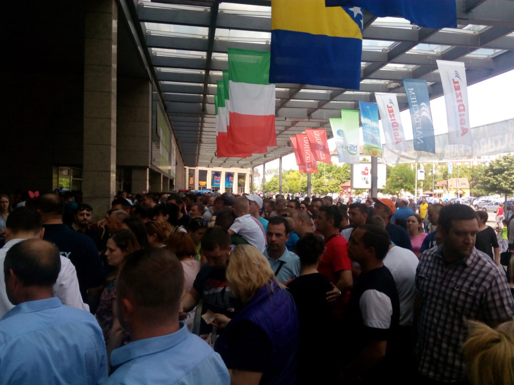 4-posetioci-pred-blagajnom-sajma