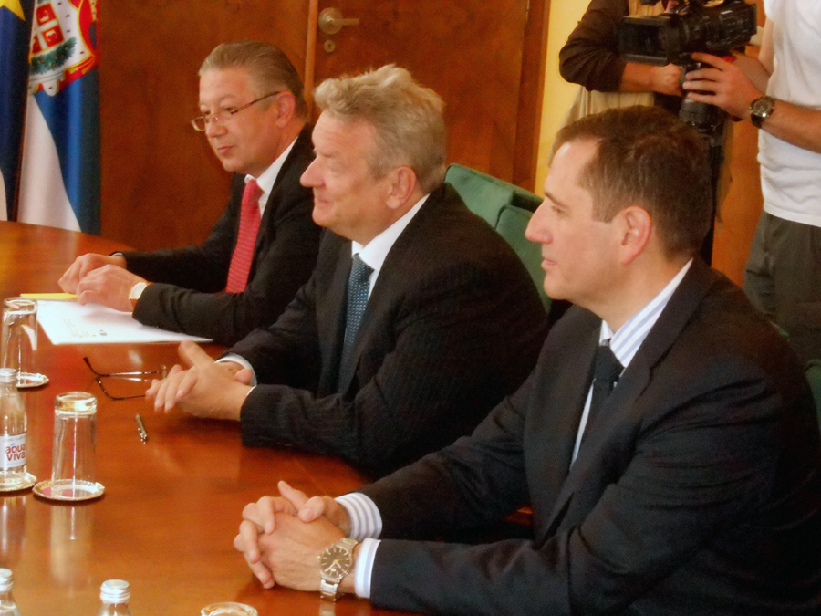 3-ambasador-jarc-iztok-u-sredini-sa-saradnicima