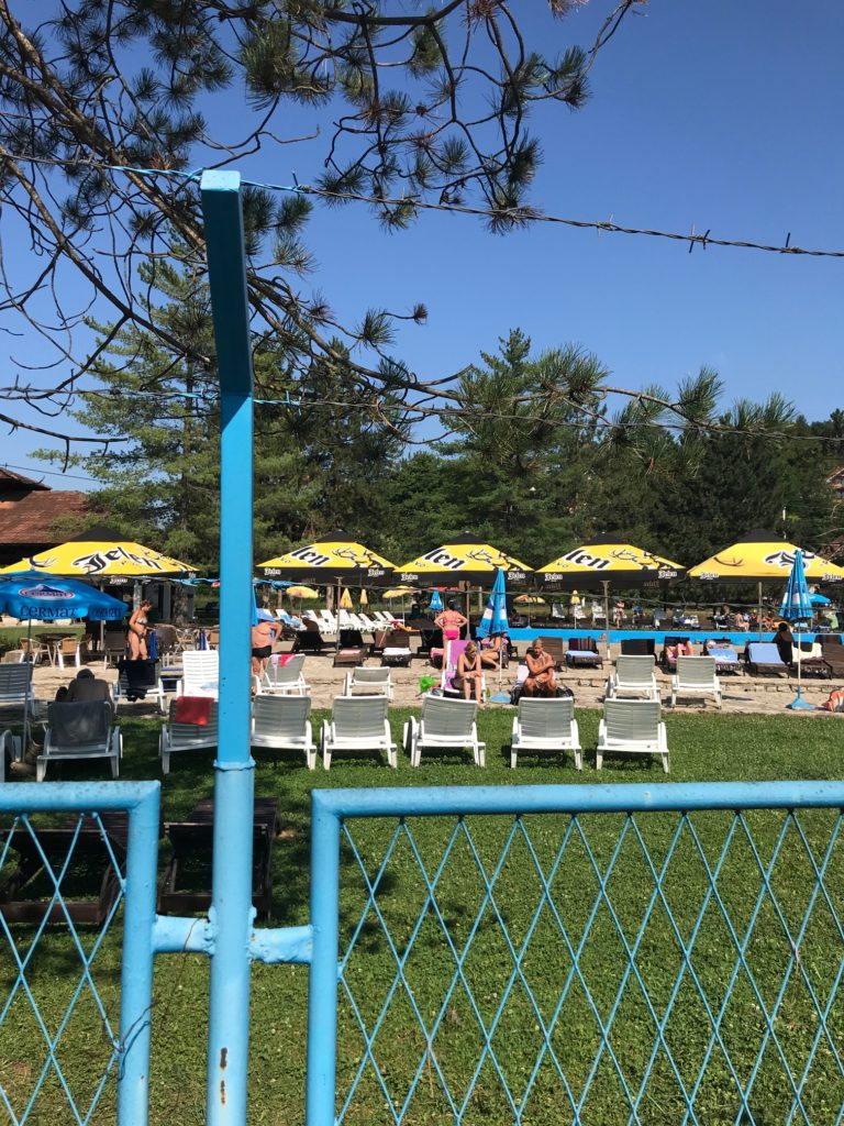 bazen-u-banji-vrujci-pod-podljikavom-zicom