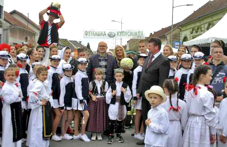 2-gradonacelnik-novog-sada-vucevic-sa-najmladim-ucesnicima