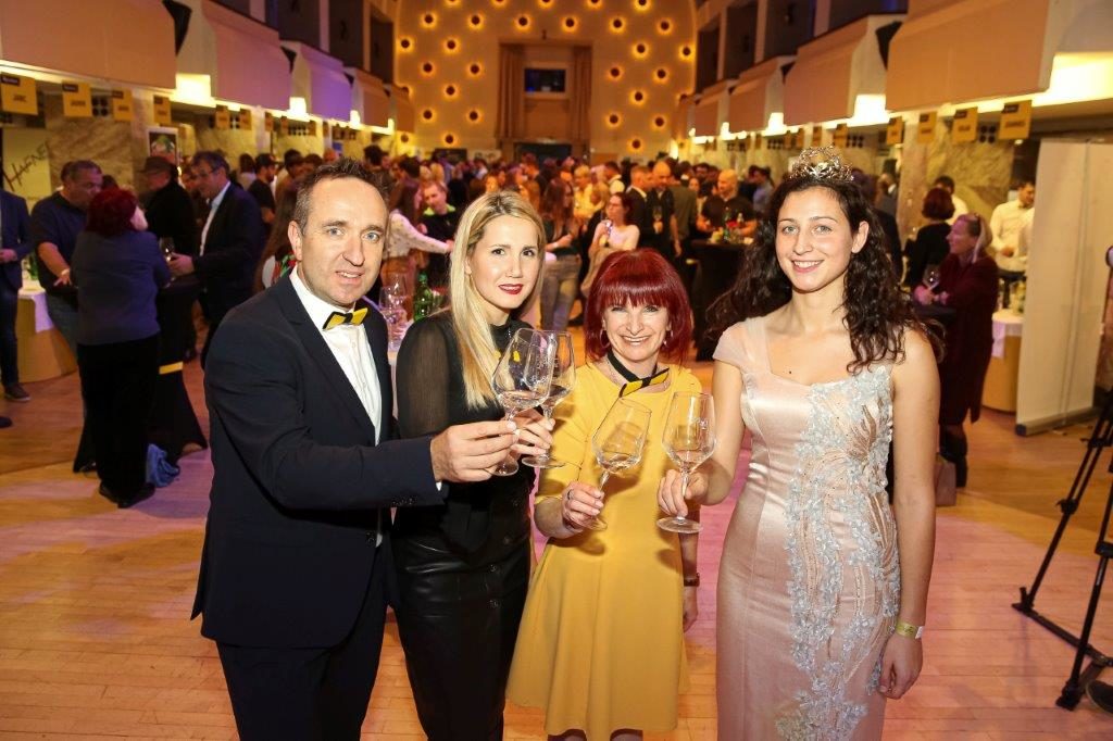 uradno-so-4-salon-stajerskih-mladih-vin-v-ljubljani-otvorili-tadeja-vodovnik-plevnik-kgzs-maribor-meta-frangez-23-vinska-kraljica-slovenije-ter-borut-in-natalija-cvetko-pobudnika-in-organizatorj