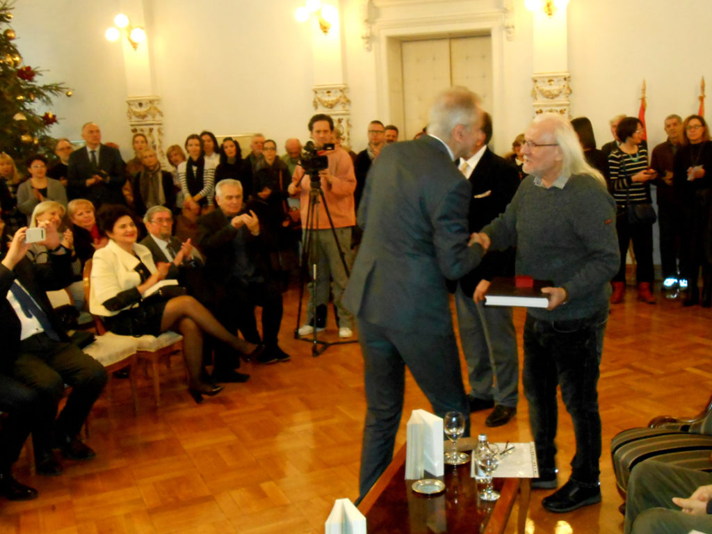 6-zoran-kolundzija-urucuje-nagradu-markovicu