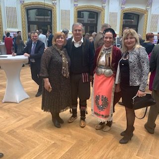 ambasador-nebojsa-rodic-i-njegova-supruga-u-narodnoj-nosnji-u-becu
