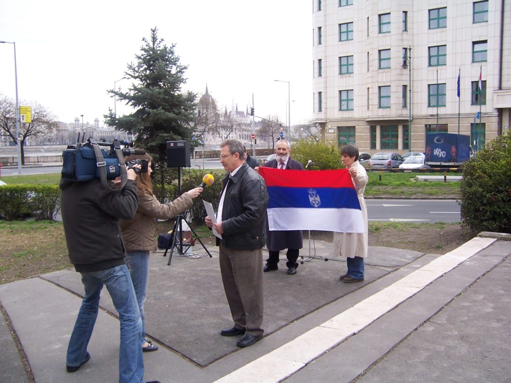 canic-posle-mitinga-daje-izjavu-madarskoj-televiziji-u-pozadini-je-mip