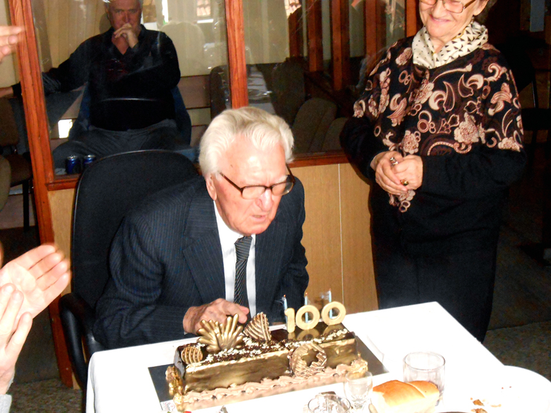 1-slavljenik-danilo-vujicic-sa-jubilarnom-tortom