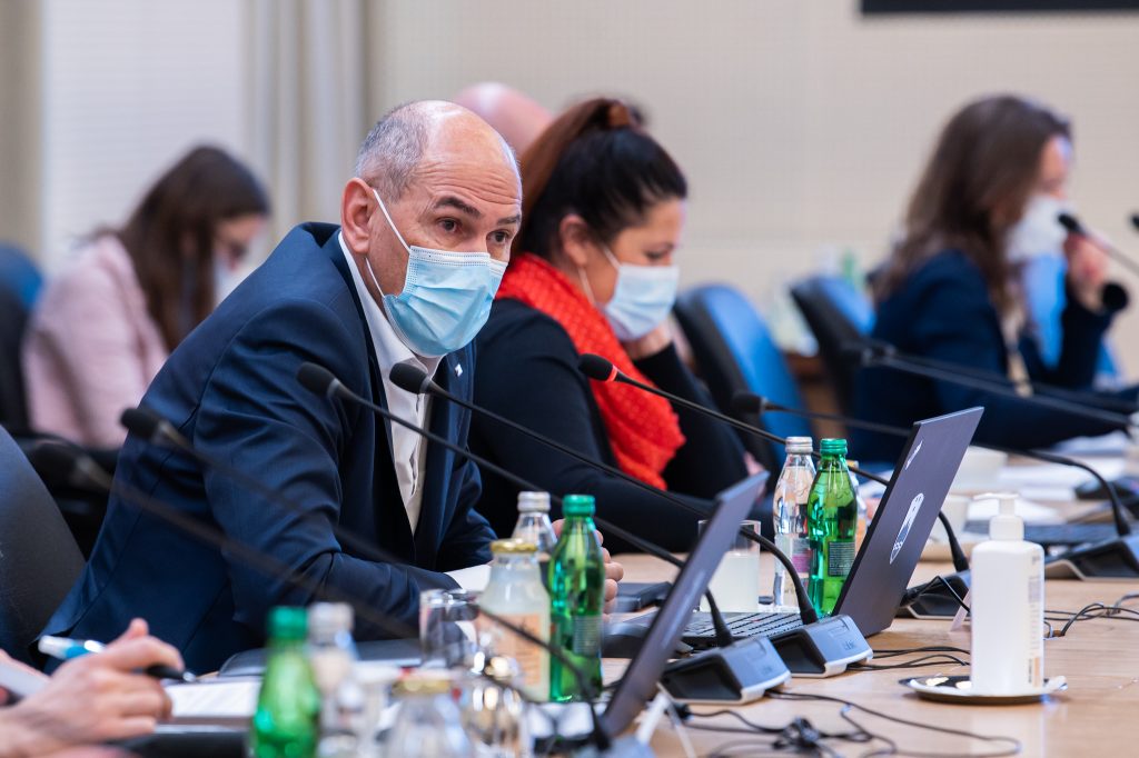 Člani vlade za delovnim omizjem med sejo vlade